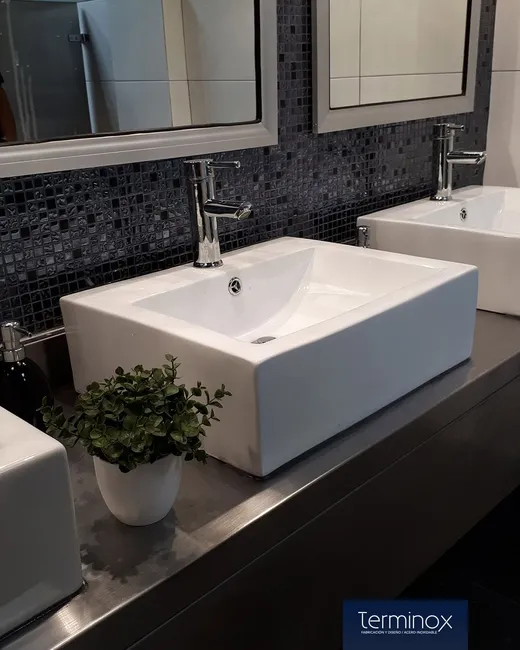 Equipo para baños de acero inoxidable — proyecto Terminox